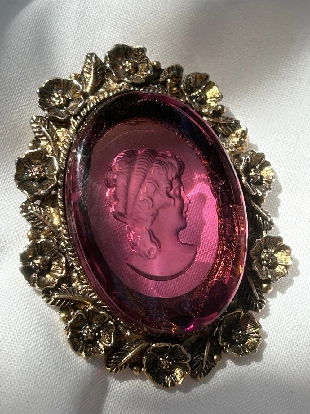 Vintage Reversed Carved Purple Glass Cameo Brooch Gold Floral Frame Pendant